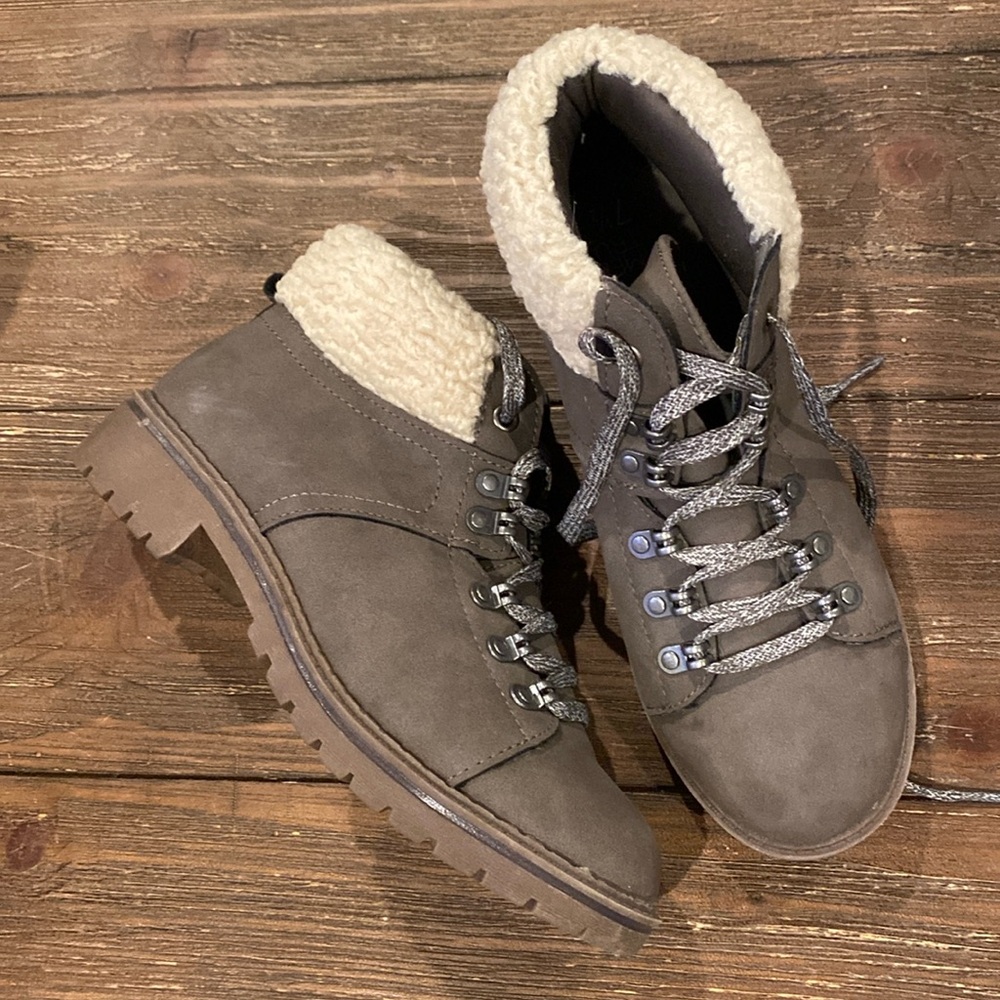 Time And Tru Memory Foam Boots W/ Fur Collar Size… - image 1